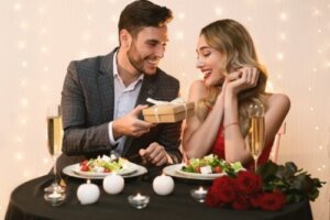Love bombing: wat is het en hoe kun je het opsporen?