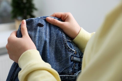 8 trucs om schoensmeervlekken uit kleding te verwijderen