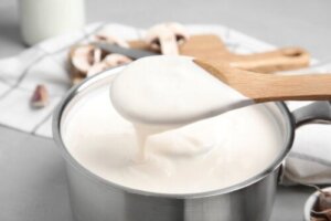 Caloriearm recept voor een keto-bechamelsaus