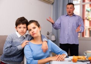 Vicair geweld: wat is het en hoe kun je het bestrijden?