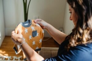 Leer hoe je de kleren van een pasgeborene moet wassen om huidirritatie te voorkomen