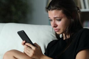 8 Tekenen van misbruik op WhatsApp