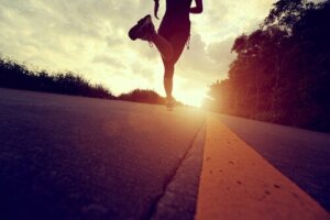 De voordelen van achterwaarts lopen en joggen
