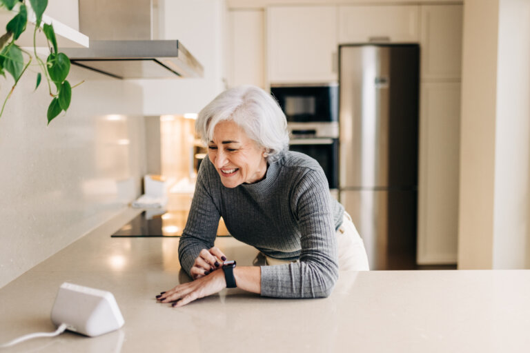 Oudere vrouw in de keuken
