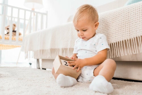 Wat is objectpermanentie en wanneer verschijnt het bij baby's?