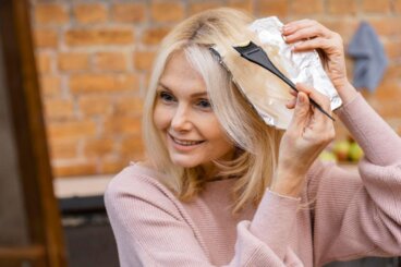 Hoe kun je grijs haar kleuren: trucs voor zowel donker als licht haar