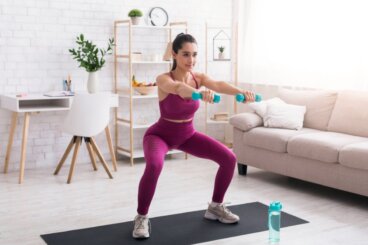 13 oefeningen met halters om je buikspieren te versterken