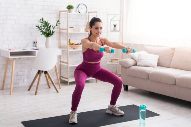 13 oefeningen met halters om je buikspieren te versterken